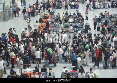 HANGZHOU, CHINE - 28 SEPTEMBRE 2023 - les passagers attendent dans le hall d'attente de la gare ferroviaire de Hangzhou est à Hangzhou, province du Zhejiang de Chine orientale Banque D'Images