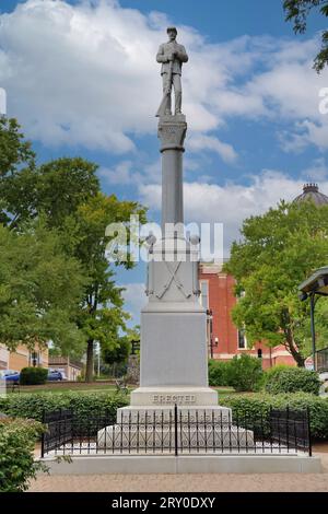 Woodstock, Illinois, États-Unis. Un monument dans le parc qui forme le milieu de la place de la ville de la communauté dédiée à tous les anciens combattants militaires. Banque D'Images