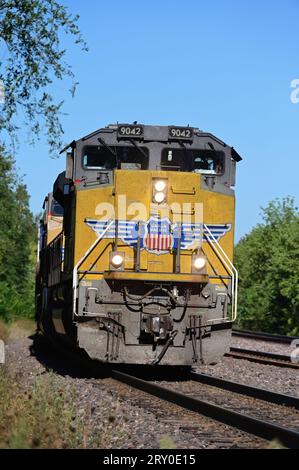 Winfield, Illinois, États-Unis. Deux locomotives conduisent un train de marchandises de l'Union Pacific dans une courbe en direction de Chicago. Banque D'Images