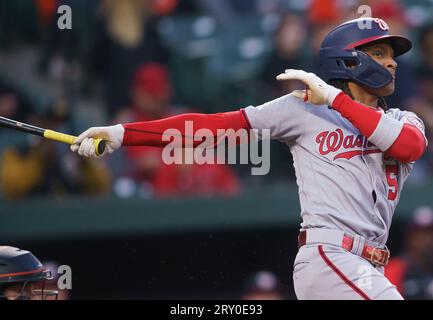 BALTIMORE, Maryland - 27 SEPTEMBRE : l'arrêt court-circuité des Washington Nationals CJ Abrams (5) frappe lors d'un match de MLB entre les Orioles de Baltimore et les Nationals de Washington, le 27 septembre 2023, à Orioles Park à Camden yards, à Baltimore, Maryland. (Photo de Tony Quinn/SipaUSA) Banque D'Images