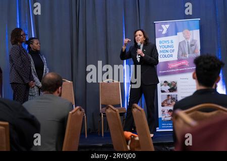 Kamala Harris, vice-présidente des États-Unis, s’adresse à une convocation de l’Initiative du YMCA sur les garçons et les jeunes hommes de couleur (BYMOC) à l’hôtel Omni Shoreham à Washington, DC, le 27 septembre 2023. Crédit : Chris Kleponis / Pool via CNP / MediaPunch Banque D'Images