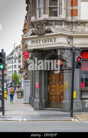 Londres, Royaume-Uni - 11 mai 2023 : signalisation extérieure d'une succursale de poste à Londres. Poste Office est une société publique du ministère des Affaires et Banque D'Images