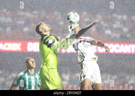 Gabriel de Coritiba lors du match contre São Paulo dans le match retardé du 22e tour du Championnat brésilien, au Stade Cícero Pompeo de Toledo, dans le quartier Morumbi, zone sud de São Paulo, ce mercredi 27 septembre 2023. (Photo : Marina Uezima/Brazil photo Press) Banque D'Images