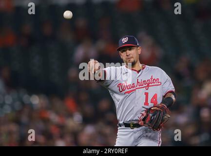 BALTIMORE, Maryland - 27 SEPTEMBRE : l'arrêt Ildemaro Vargas (14) des Washington Nationals lance premier lors d'un match MLB entre les Orioles de Baltimore et les Nationals de Washington, le 27 septembre 2023, à Orioles Park à Camden yards, à Baltimore, Maryland. (Photo de Tony Quinn/SipaUSA) Banque D'Images