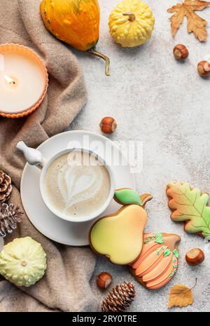 Biscuits maison multicolores d'automne et tasse de café sur fond de béton. Banque D'Images