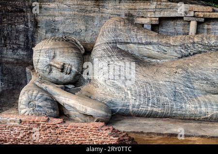 La statue de Bouddha couché. Polonnaruwa. Gal Vihara. Sri Lanka Banque D'Images