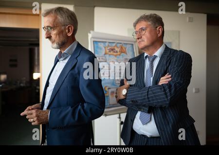 27 septembre 2023, Saxe, Dresde : Armin Schuster (CDU, l.), ministre de l'intérieur de Saxe, et Thomas Popp, secrétaire d'État à l'administration numérique et à la modernisation administrative de Saxe, se tiennent à côté d'une représentation visuelle de l'exercice interdépartemental de gestion de crise de LÜKEX au ministère de l'intérieur. Le scénario de l'exercice LÜKEX envisage des attaques contre les opérations gouvernementales. Photo : Robert Michael/dpa Banque D'Images