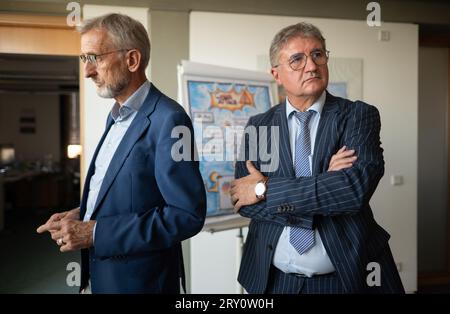 27 septembre 2023, Saxe, Dresde : Armin Schuster (CDU, l.), ministre de l'intérieur de Saxe, et Thomas Popp, secrétaire d'État à l'administration numérique et à la modernisation administrative de Saxe, se tiennent à côté d'une représentation visuelle de l'exercice interdépartemental de gestion de crise de LÜKEX au ministère de l'intérieur. Le scénario de l'exercice LÜKEX envisage des attaques contre les opérations gouvernementales. Photo : Robert Michael/dpa Banque D'Images
