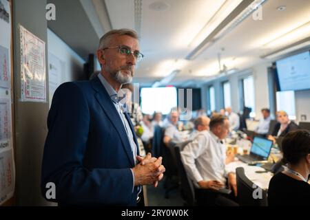 27 septembre 2023, Saxe, Dresde : Armin Schuster (CDU), ministre de l'intérieur de Saxe, fait partie du personnel administratif du ministère de l'intérieur lors de l'exercice interdépartemental de gestion de crise de LÜKEX. Le scénario de l'exercice LÜKEX envisage des attaques contre l'action du gouvernement. Photo : Robert Michael/dpa Banque D'Images