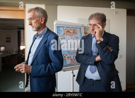 27 septembre 2023, Saxe, Dresde : Armin Schuster (CDU, l.), ministre de l'intérieur de Saxe, et Thomas Popp, secrétaire d'État à l'administration numérique et à la modernisation administrative de Saxe, se tiennent à côté d'une représentation visuelle de l'exercice interdépartemental de gestion de crise de LÜKEX au ministère de l'intérieur. Le scénario de l'exercice LÜKEX envisage des attaques contre les opérations gouvernementales. Photo : Robert Michael/dpa Banque D'Images