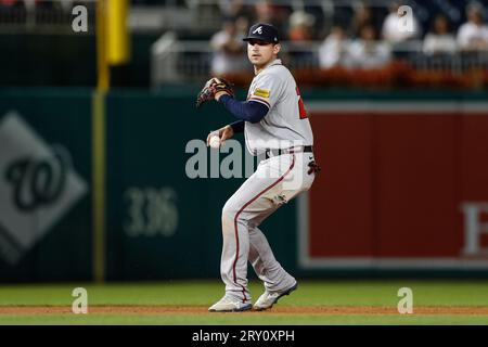 Austin Riley (27), troisième joueur des Braves d'Atlanta, lance premier pour une sortie pendant le match 2 d'une double tête entre les Braves d'Atlanta et Washington N. Banque D'Images