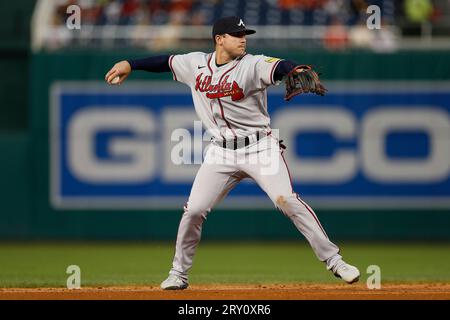 Austin Riley (27), troisième joueur des Braves d'Atlanta, lance premier pour une sortie pendant le match 2 d'une double tête entre les Braves d'Atlanta et Washington N. Banque D'Images