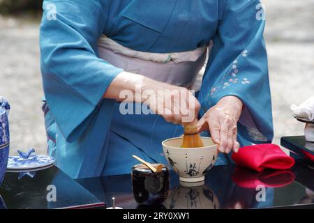 Les femmes en kimono japonais prépare la cérémonie du thé vert macha au jardin Banque D'Images