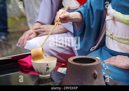 Les femmes en kimono japonais prépare la cérémonie du thé vert macha au jardin Banque D'Images