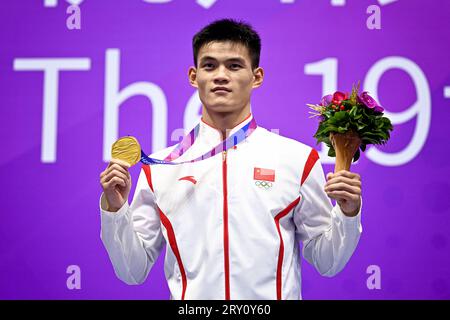 (230928) -- HANGZHOU, 28 septembre 2023 (Xinhua) -- le médaillé d'or chinois He Feng assiste à la cérémonie de remise des 70 kg de Wushu aux 19e Jeux asiatiques à Hangzhou, dans la province du Zhejiang, dans l'est de la Chine, le 28 septembre 2023. (Xinhua/Jiang Han) Banque D'Images