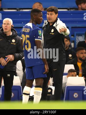 Mauricio Pochettino (entraîneur de Chelsea) parle à Moises Caicedo (C) lors du match Chelsea v Brighton et Hove Albion EFL Carabao Cup, à Stamford Bridge, Londres, Royaume-Uni, le 27 septembre 2023. Banque D'Images