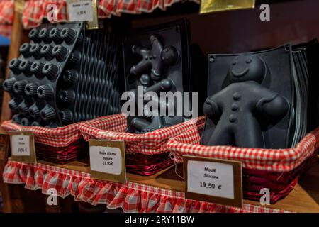 Moules à biscuits en silicone en pain d'épice exposés dans une boutique de souvenirs dans la vieille ville sur la Grande Ile, le centre historique de Strasbourg, Alsace, France Banque D'Images