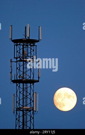 Funkturm Vollmond Deutschland/ Sachsen Anhalt/ Altmark/ Stadt Klötze/ Ortsteil Kusey/ Gewerbegebiet/ Am Abend/ Funkturm für Mobilfunk/ Handynetz/ D1, D2, E-plus/ Gittermast/ Vollmond *** tour Klötze radio pleine lune Allemagne Saxe Anhalt Altmark e plus mât en treillis pleine lune Banque D'Images