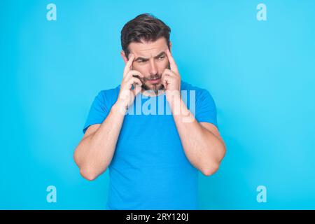 Concept de pensée. Portrait de l'homme intelligent et créatif ciblé, tenant les doigts joue, avec l'expression réfléchie, la pensée. Homme pensif pensant à Banque D'Images