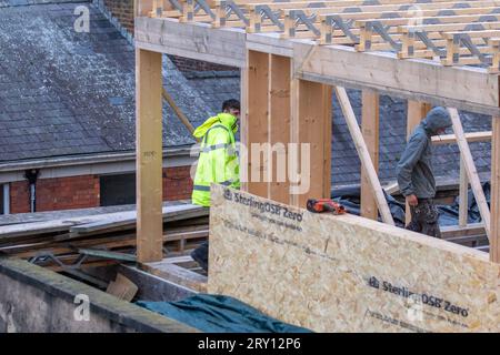 Extraordinaire extension du toit en bois en cours sur le bâtiment du centre-ville à Preston. L'élévation utilise des poutres SterlingOSB Zero imperméables et des fermes de toit en treillis pour soutenir une extension. Banque D'Images