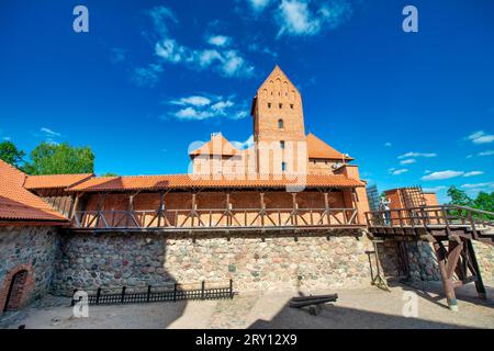 Trakai, Lituanie - 10 juillet 2017 : Château de l'île de Trakai au lac Galve, près de Vilnius. Banque D'Images