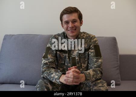 Portrait de soldat caucasien en uniforme souriant Banque D'Images
