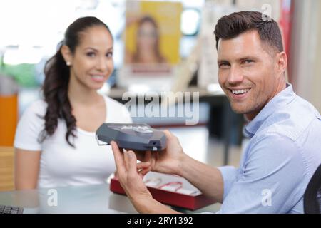 homme heureux pendant le test de la vue Banque D'Images