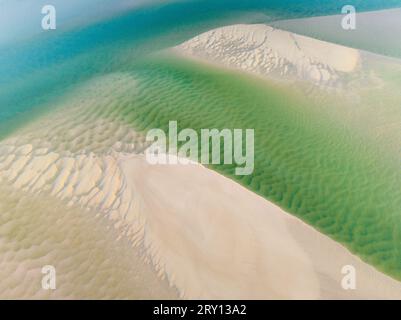 Vue aérienne de l'eau de mer peu profonde coulant sur des barres de sable de marée à Nambucca Heads en Nouvelle-Galles du Sud, Australie. Banque D'Images