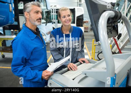 jeune femme technicien avec son mentor Banque D'Images