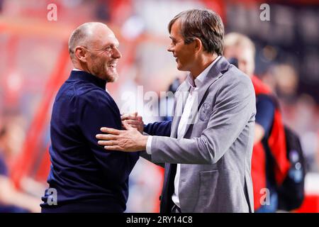 ENSCHEDE, PAYS-BAS - SEPTEMBRE 27 : l'entraîneur Joseph Oosting (FC Twente) et l'entraîneur Phillip Cocu (vitesse Arnhem) discutent pendant l'Eredivisie M. Banque D'Images