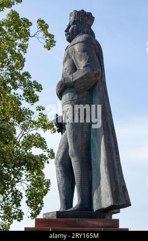 La statue du roi polonais Chrobry et une vue sur la cathédrale. Gniezno Pologne Banque D'Images