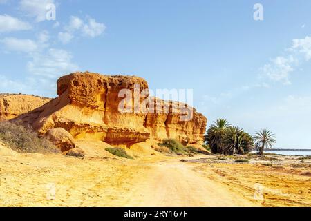 Une montagne jaune dans le désert de Médenine, Tunisie Banque D'Images