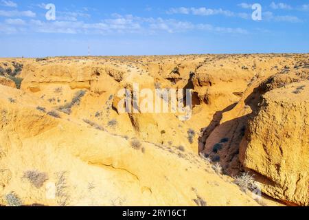 Une montagne jaune dans le désert de Médenine, Tunisie Banque D'Images