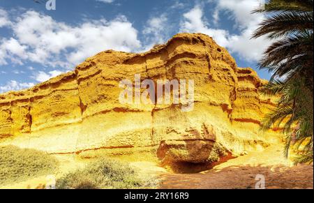 Une montagne jaune dans le désert de Médenine, Tunisie Banque D'Images