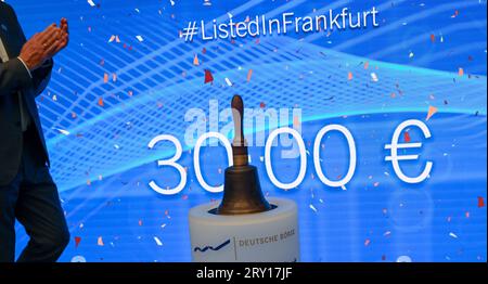 28 septembre 2023, Hesse, Francfort-sur-le-main : derrière la cloche boursière, la cotation initiale de la division pharmaceutique du fabricant de verre spécialisé Schott, basé à Mainz, est affichée à 30,00 euros. La division pharmaceutique du fabricant de verre spécialisé Schott, basé à Mainz, est arrivée en bourse. Jeudi matin, les actions de la société ont été négociées pour la première fois sur le marché réglementé de la Bourse de Francfort dans le soi-disant Prime Standard. La division pharmaceutique, qui sera scindée en août 2022, produit, entre autres, des seringues ma Banque D'Images