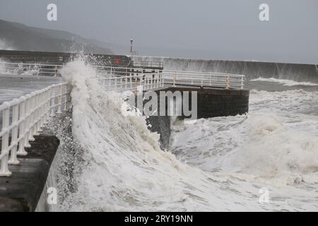 Aberystwyth pays de Galles UK météo 28 septembre 2023 . La tempête Agnes balaye le pays de Galles et le reste du Royaume-Uni pendant la nuit, des vents violents atteignant 80 km/h mettant en danger la vie et les biens avec de grosses vagues qui brisent les défenses marines à marée haute. Crédit : mikedaves/Alamy Live News Banque D'Images