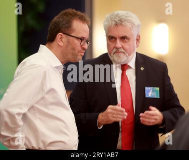 28 septembre 2023, Saxe-Anhalt, Wernigerode : Klaus Müller, président de l'Agence fédérale des réseaux (l), s'entretient avec le ministre de l'énergie de Saxe-Anhalt, Armin Willingmann (SPD), en marge de la Conférence des ministres de l'énergie de 2023 à Wernigerode. Les ministres de l'énergie se réunissent sous la présidence de la Saxe-Anhalt sur les thèmes de la sécurité énergétique, de l'approvisionnement énergétique et de la transition énergétique. Photo : Matthias Bein/dpa Banque D'Images