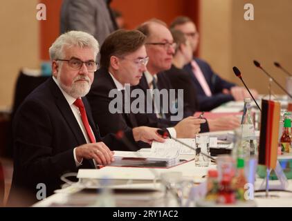 28 septembre 2023, Saxe-Anhalt, Wernigerode : Armin Willingmann (l, SPD), ministre de l'énergie de Saxe-Anhalt, préside la conférence des ministres de l'énergie de 2023 à Wernigerode. Les ministres de l'énergie se réunissent sous la présidence de la Saxe-Anhalt pour discuter de la sécurité énergétique, de l'approvisionnement énergétique et de la transition énergétique. Photo : Matthias Bein/dpa Banque D'Images