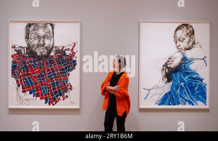 La Courtauld Gallery, Londres, Royaume-Uni. 28 septembre 2023. Une exposition majeure d'œuvres de l'artiste britannique Claudette Johnson MBE (née en 1959) à la Galerie Courtauld du 29 septembre au 2023-14 janvier 2024. Membre fondatrice du Black British Arts Movement, elle est considérée comme l’une des artistes figuratifs les plus importantes de sa génération, créant depuis plus de 30 ans des dessins à grande échelle de femmes et d’hommes noirs à la fois intimes et puissants. Image : Figure aux bras levés, 2017, Collection privée ; Figure en bleu, 2018, collection du Conseil des arts. Crédit : Malcolm Park/Alamy Live News Banque D'Images