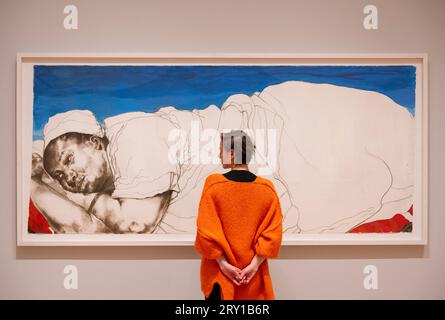 La Courtauld Gallery, Londres, Royaume-Uni. 28 septembre 2023. Une exposition majeure d'œuvres de l'artiste britannique Claudette Johnson MBE (née en 1959) à la Galerie Courtauld du 29 septembre au 2023-14 janvier 2024. Membre fondatrice du Black British Arts Movement, elle est considérée comme l’une des artistes figuratifs les plus importantes de sa génération, créant depuis plus de 30 ans des dessins à grande échelle de femmes et d’hommes noirs à la fois intimes et puissants. Image : Figure couchée, 2017, Collection privée, Londres. Crédit : Malcolm Park/Alamy Live News Banque D'Images