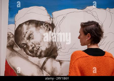 La Courtauld Gallery, Londres, Royaume-Uni. 28 septembre 2023. Une exposition majeure d'œuvres de l'artiste britannique Claudette Johnson MBE (née en 1959) à la Galerie Courtauld du 29 septembre au 2023-14 janvier 2024. Membre fondatrice du Black British Arts Movement, elle est considérée comme l’une des artistes figuratifs les plus importantes de sa génération, créant depuis plus de 30 ans des dessins à grande échelle de femmes et d’hommes noirs à la fois intimes et puissants. Image : Figure couchée, 2017, Collection privée, Londres. Crédit : Malcolm Park/Alamy Live News Banque D'Images