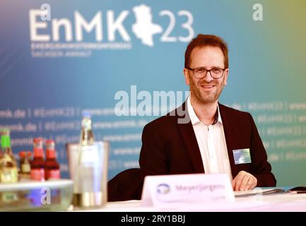 28 septembre 2023, Saxe-Anhalt, Wernigerode : Klaus Müller, président de l'Agence fédérale des réseaux, participe à la Conférence des ministres de l'énergie de 2023 à Wernigerode. Les ministres de l'énergie se réuniront sous la présidence de la Saxe-Anhalt pour discuter de la sécurité énergétique, de l'approvisionnement énergétique et de la transition énergétique. Photo : Matthias Bein/dpa Banque D'Images