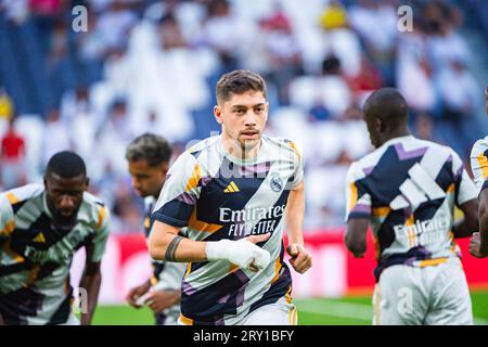 Federico Valverde (Real Madrid) se réchauffe avant le match de football du championnat espagnol la Liga EA Sports entre le Real Madrid et Las Palmas joué au stade Bernabeu. Real Madrid 2 : 0 Las Palmas Banque D'Images