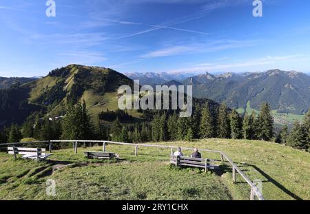 Wallberg, Bayern, Deutschland 27. Septembre 2023 : hier der Blick von der Bergstation der Wallbergbahn BEI der Heilig Kreuz Kapelle auf einige Sitzbänke mit Asublick auf den Setzberg li. Und einem Alpenpanorama bis zur Zugspitze, geniessen, sonne, wandern, spazieren *** Wallberg,Bavaria, Allemagne 27 septembre 2023 Voici la vue de la station de montagne de la Wallbergbahn à la chapelle Sainte Croix sur quelques bancs avec Asublick sur le Setzberg li et un panorama alpin jusqu'à la Zugspitze, profiter, soleil, randonnée, marche Banque D'Images