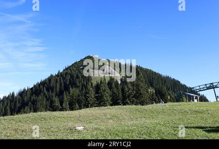 Wallberg, Bayern, Deutschland 27. Septembre 2023 : hier der Blick von der Bergstation der Wallbergbahn auf den Gipfel des Wallberg *** Wallberg,Bavaria, Allemagne 27 septembre 2023 Voici la vue de la station de montagne du Wallbergbahn au sommet du Wallberg Banque D'Images