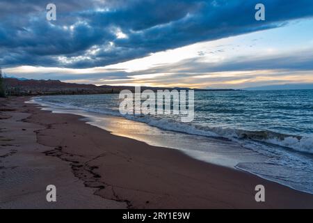 Coucher de soleil dans issyk kul lac kirghizistan Banque D'Images