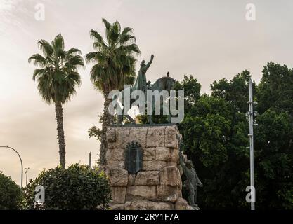 Sculpture en bronze du roi Jaume I à cheval sur la Plaza de España à Palma de Majorque au lever du soleil, Espagne Banque D'Images