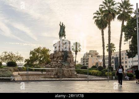 Palma de Majorque, Espagne ; septembre 11 2023 : sculpture en bronze du roi Jaume I à cheval sur la Plaza de España à Palma de Majorque au lever du soleil, S. Banque D'Images