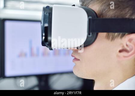 Homme d'affaires avec des lunettes VR travaillant dans le bureau. Concept de travail interactif. Gros plan Banque D'Images