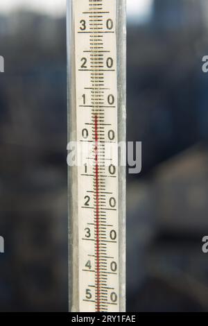 Le thermomètre indique la température Celsius de près Banque D'Images